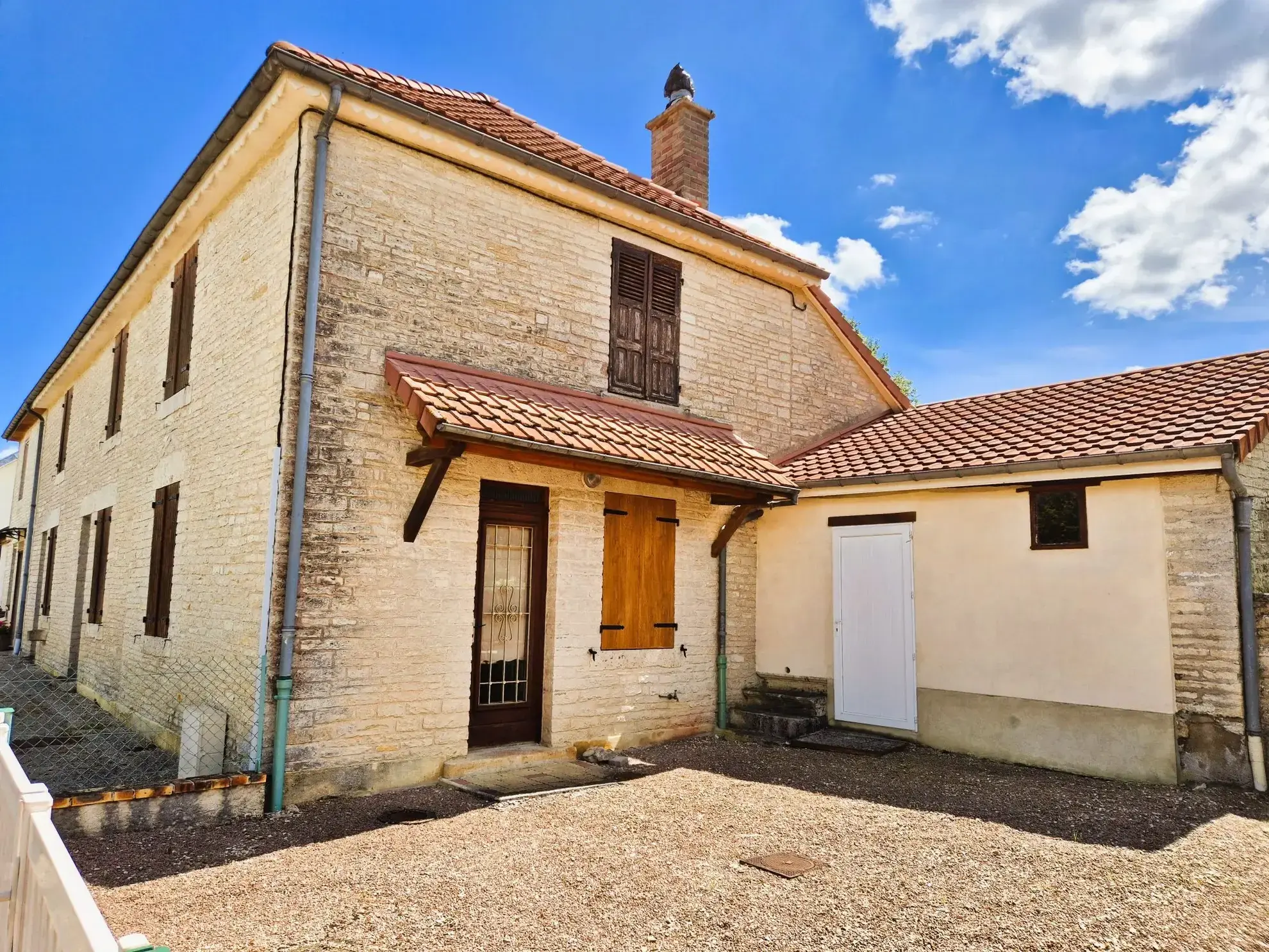 Charmante maison en pierre avec terrasse et potentiel locatif à Cunfin 