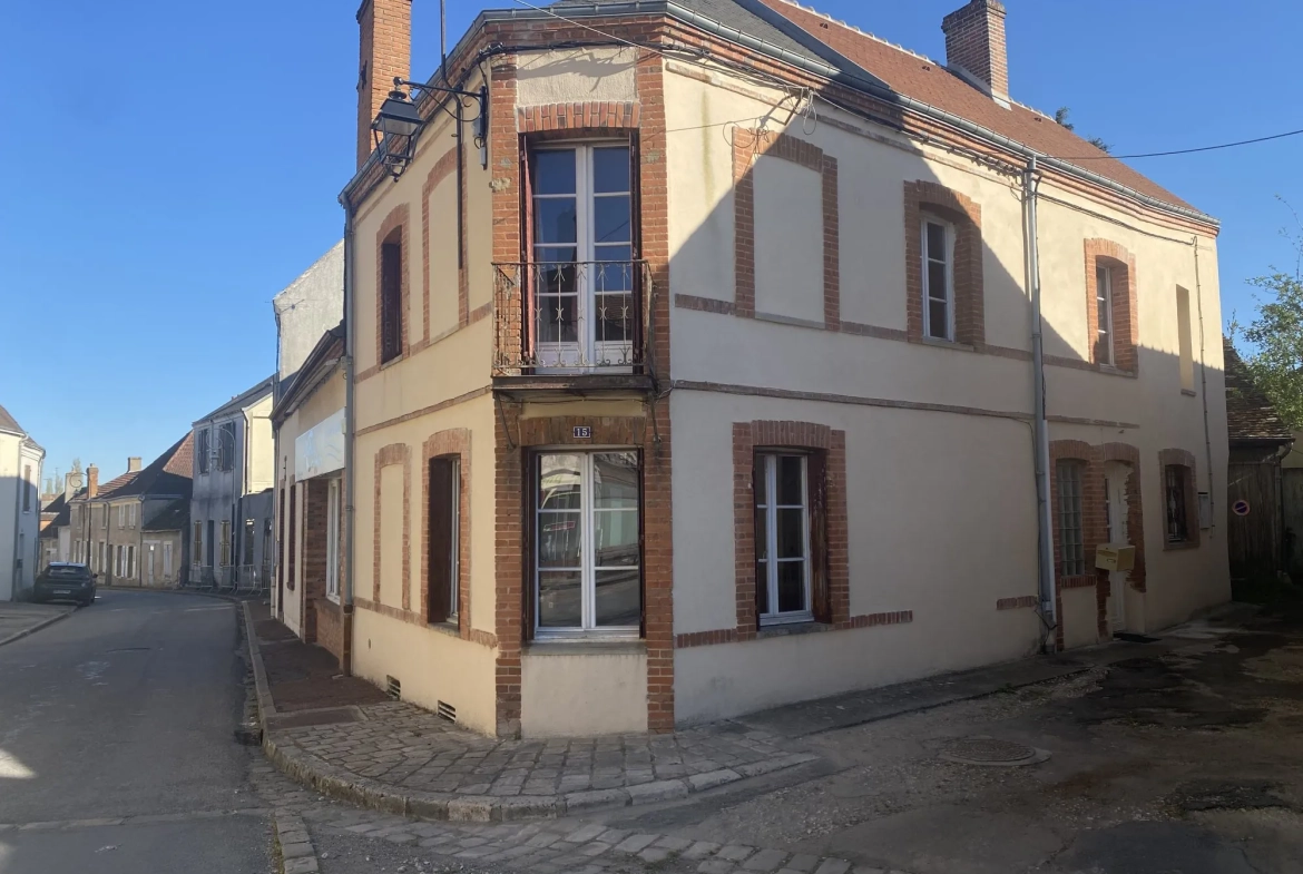 Maison de village à vendre à Boiscommun avec 3 chambres, cave et toiture récente 