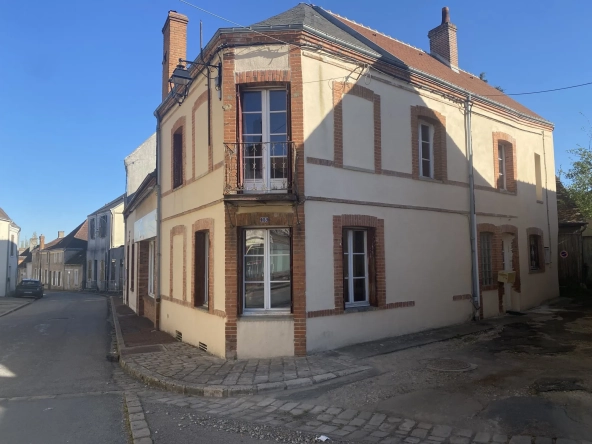 Maison de village à vendre à Boiscommun avec 3 chambres, cave et toiture récente