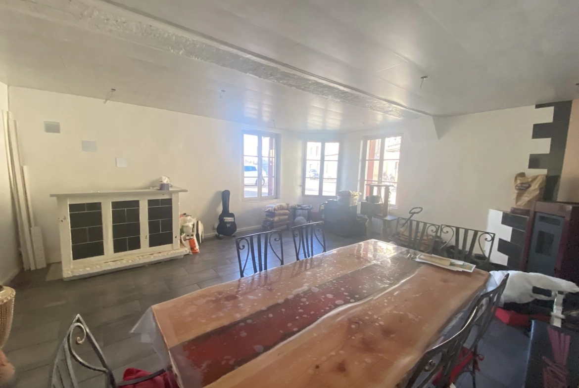 Maison de village à vendre à Boiscommun avec 3 chambres, cave et toiture récente 