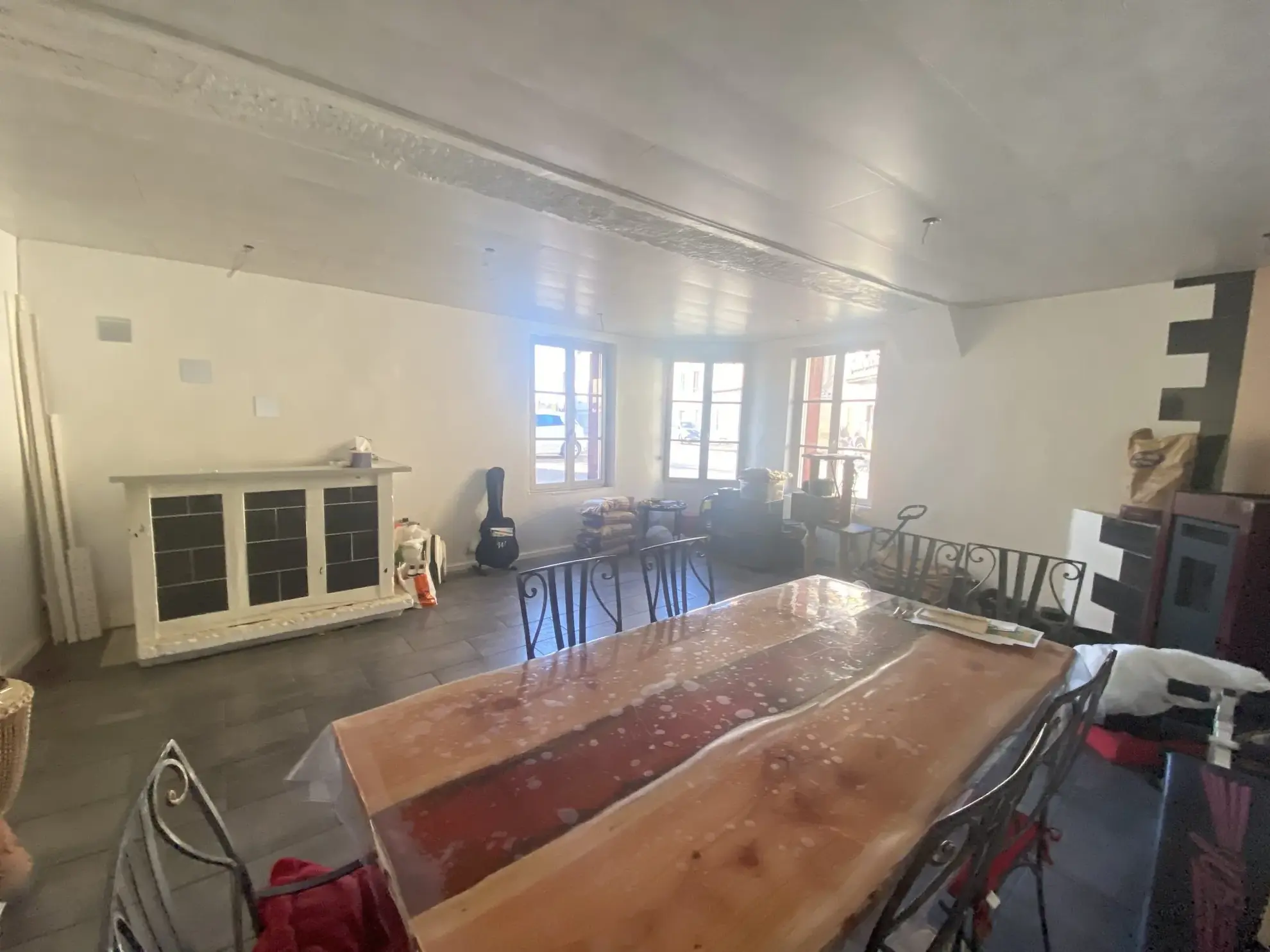 Maison de village à vendre à Boiscommun avec 3 chambres, cave et toiture récente 