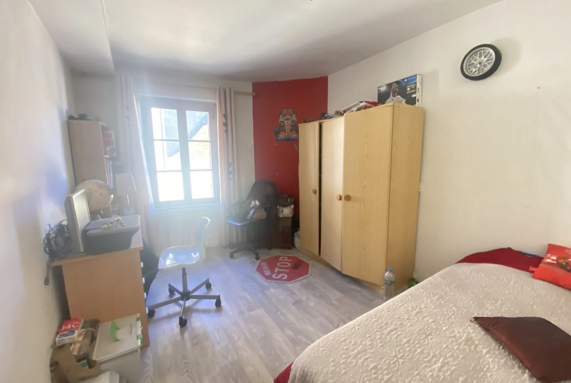 Maison de village à vendre à Boiscommun avec 3 chambres, cave et toiture récente 