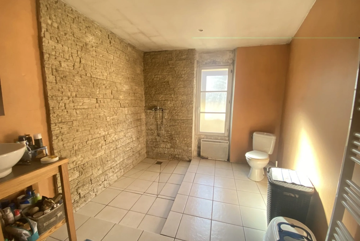 Maison de village à vendre à Boiscommun avec 3 chambres, cave et toiture récente 