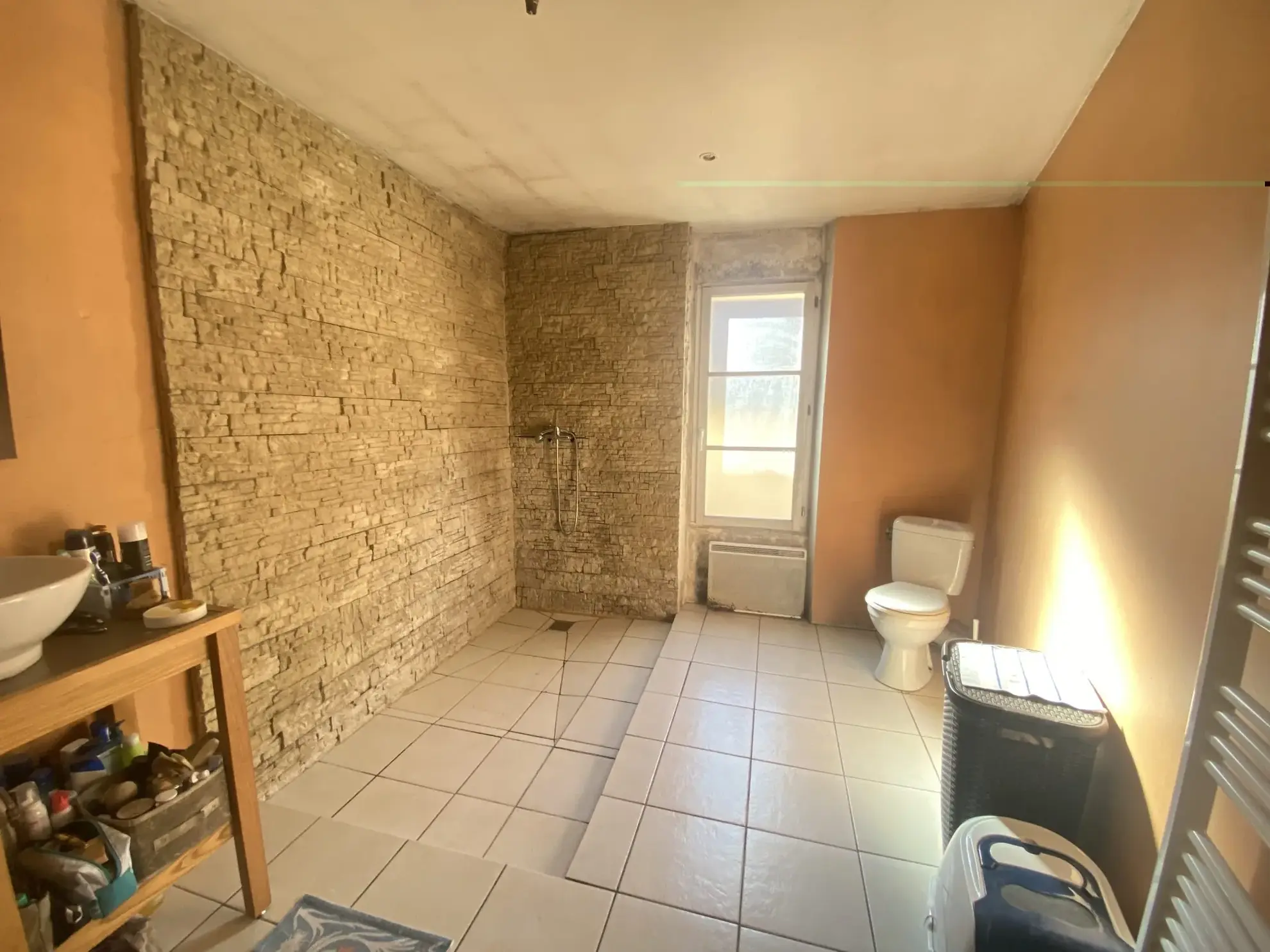 Maison de village à vendre à Boiscommun avec 3 chambres, cave et toiture récente 