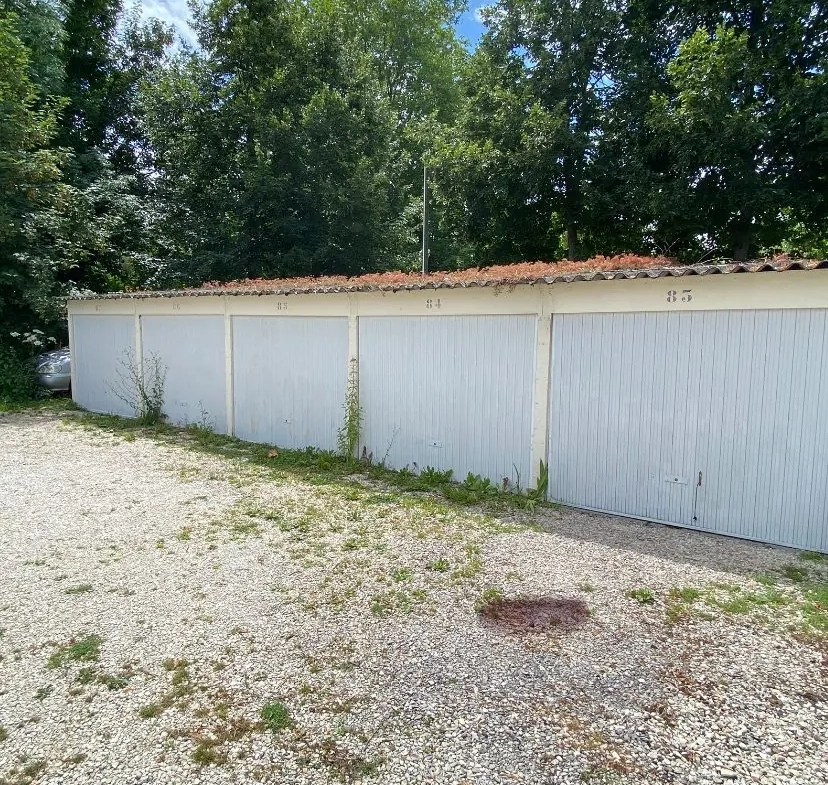 Garage à vendre à Troyes - Investissement locatif offrant stabilité et sécurité 