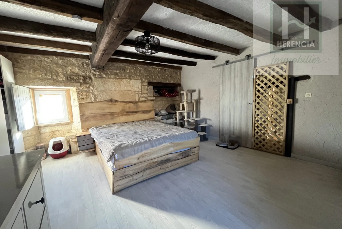 Maison en pierre rénovée à Moutiers-sur-Boëme avec jardin et garage 