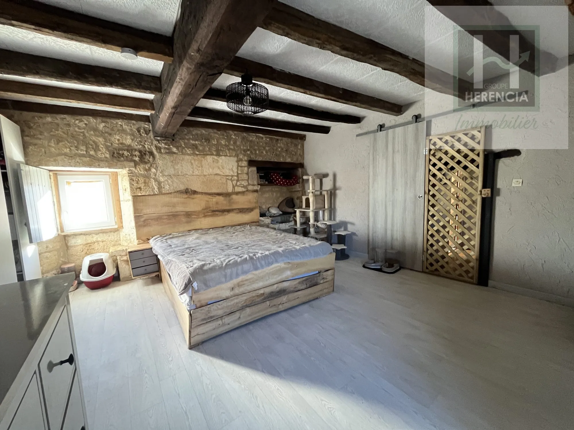 Maison en pierre rénovée à Moutiers-sur-Boëme avec jardin et garage 
