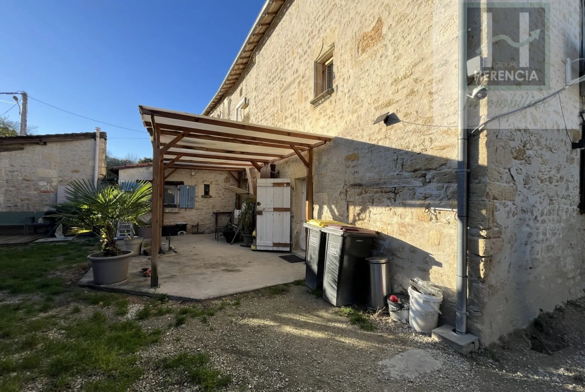 Maison en pierre rénovée à Moutiers-sur-Boëme avec jardin et garage 