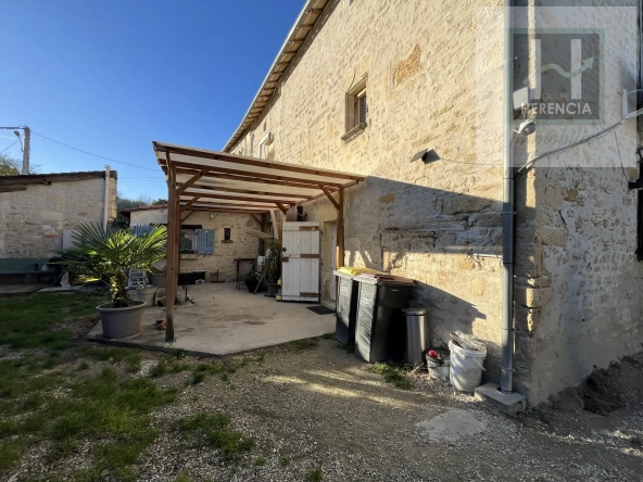 Maison en pierre rénovée à Moutiers-sur-Boëme avec jardin et garage
