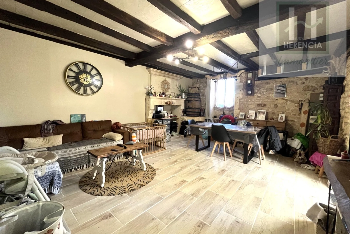 Maison en pierre rénovée à Moutiers-sur-Boëme avec jardin et garage 