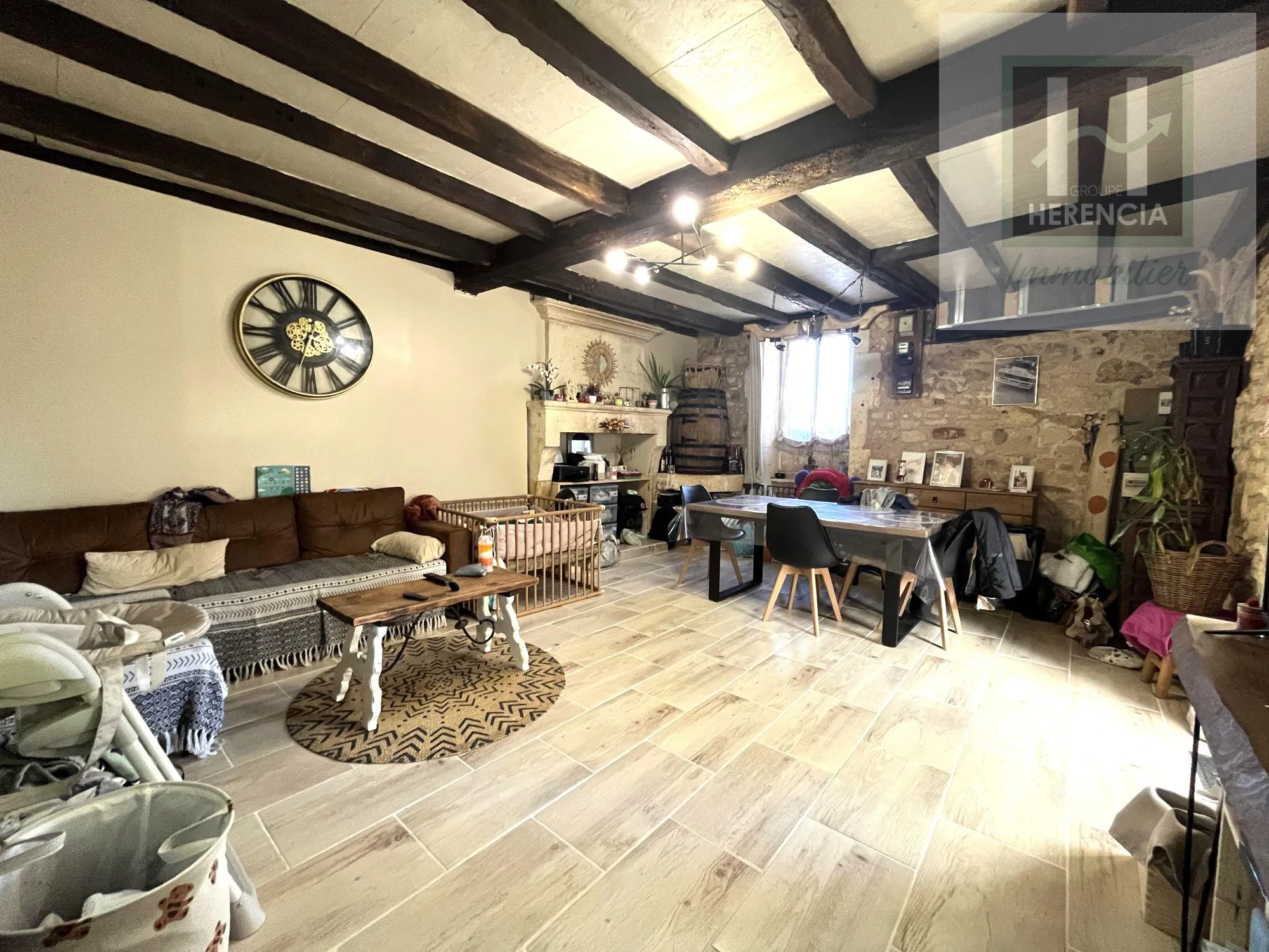Maison en pierre rénovée à Moutiers-sur-Boëme avec jardin et garage 