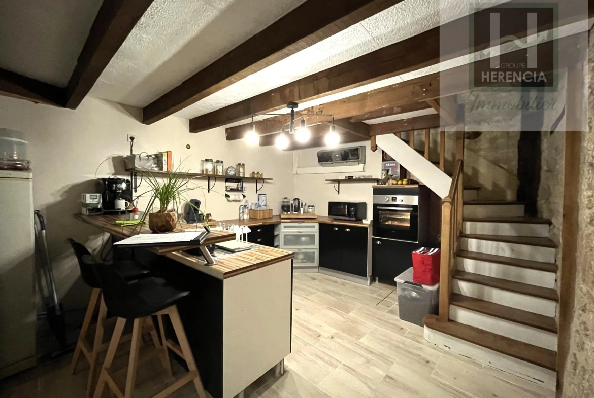 Maison en pierre rénovée à Moutiers-sur-Boëme avec jardin et garage 
