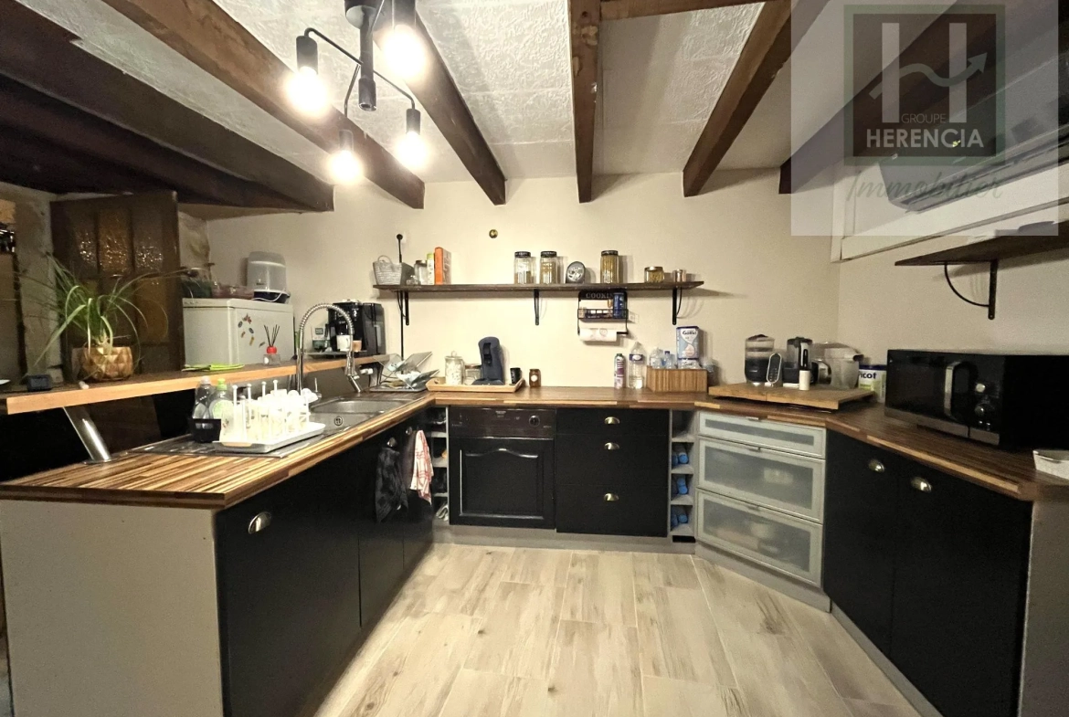 Maison en pierre rénovée à Moutiers-sur-Boëme avec jardin et garage 