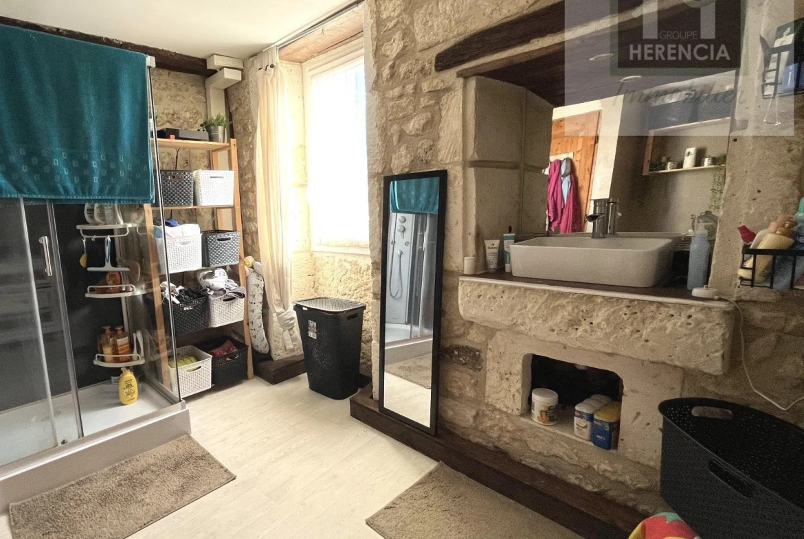 Maison en pierre rénovée à Moutiers-sur-Boëme avec jardin et garage 