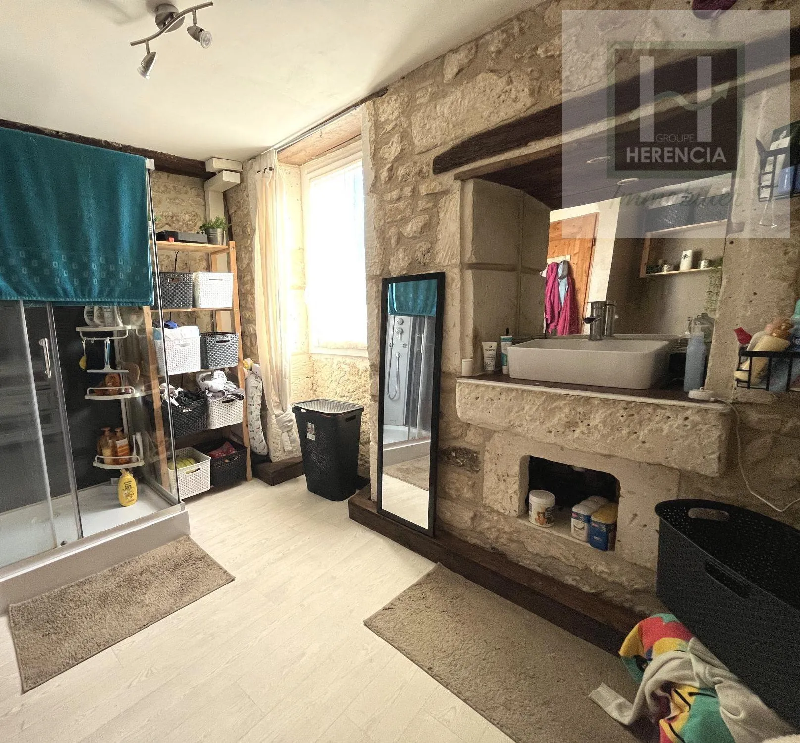 Maison en pierre rénovée à Moutiers-sur-Boëme avec jardin et garage 