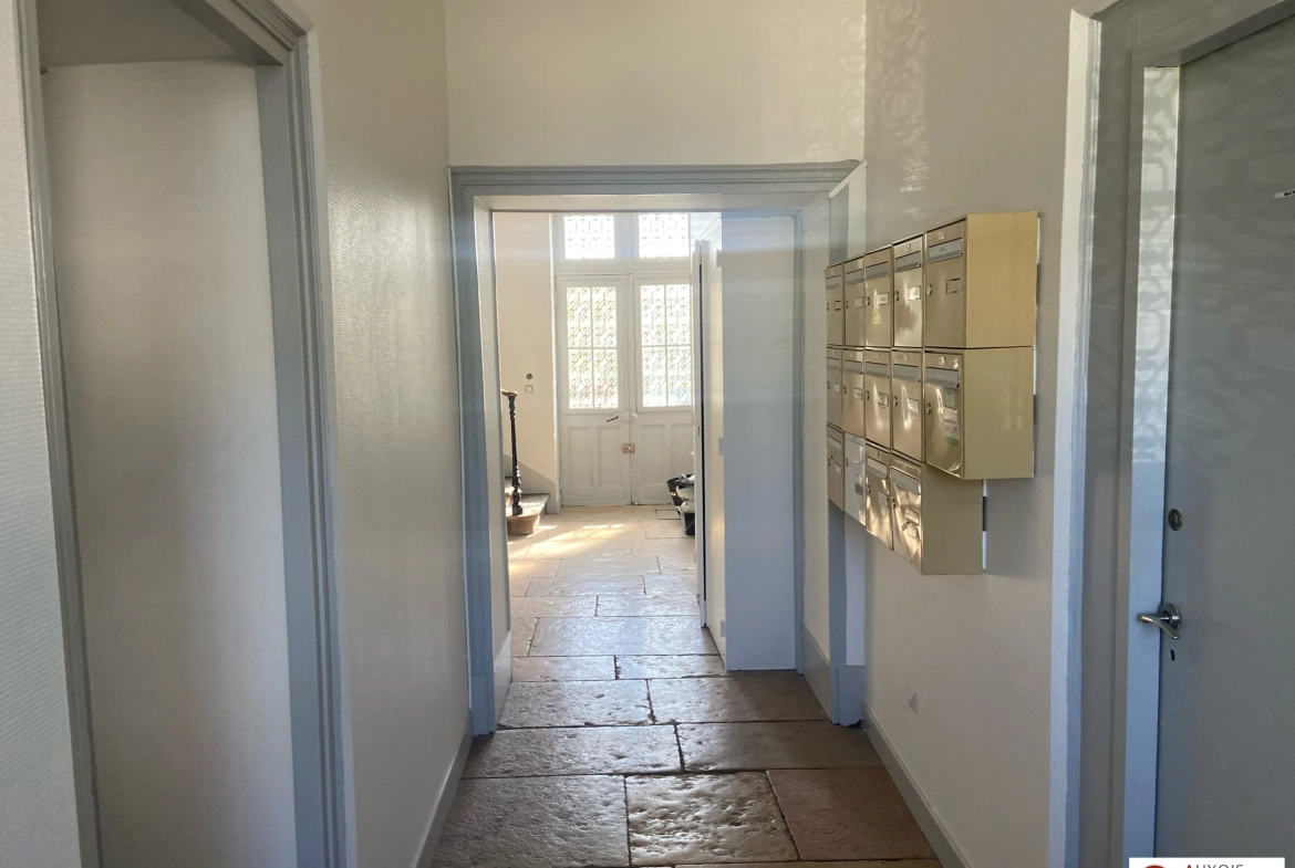 Studio à vendre à Saint Apollinaire avec parking et cave 