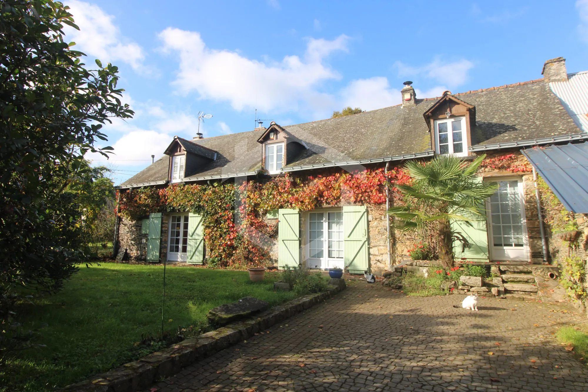 Maison en pierre à Guémené-Penfao avec jardin et potentiel de rénovation 