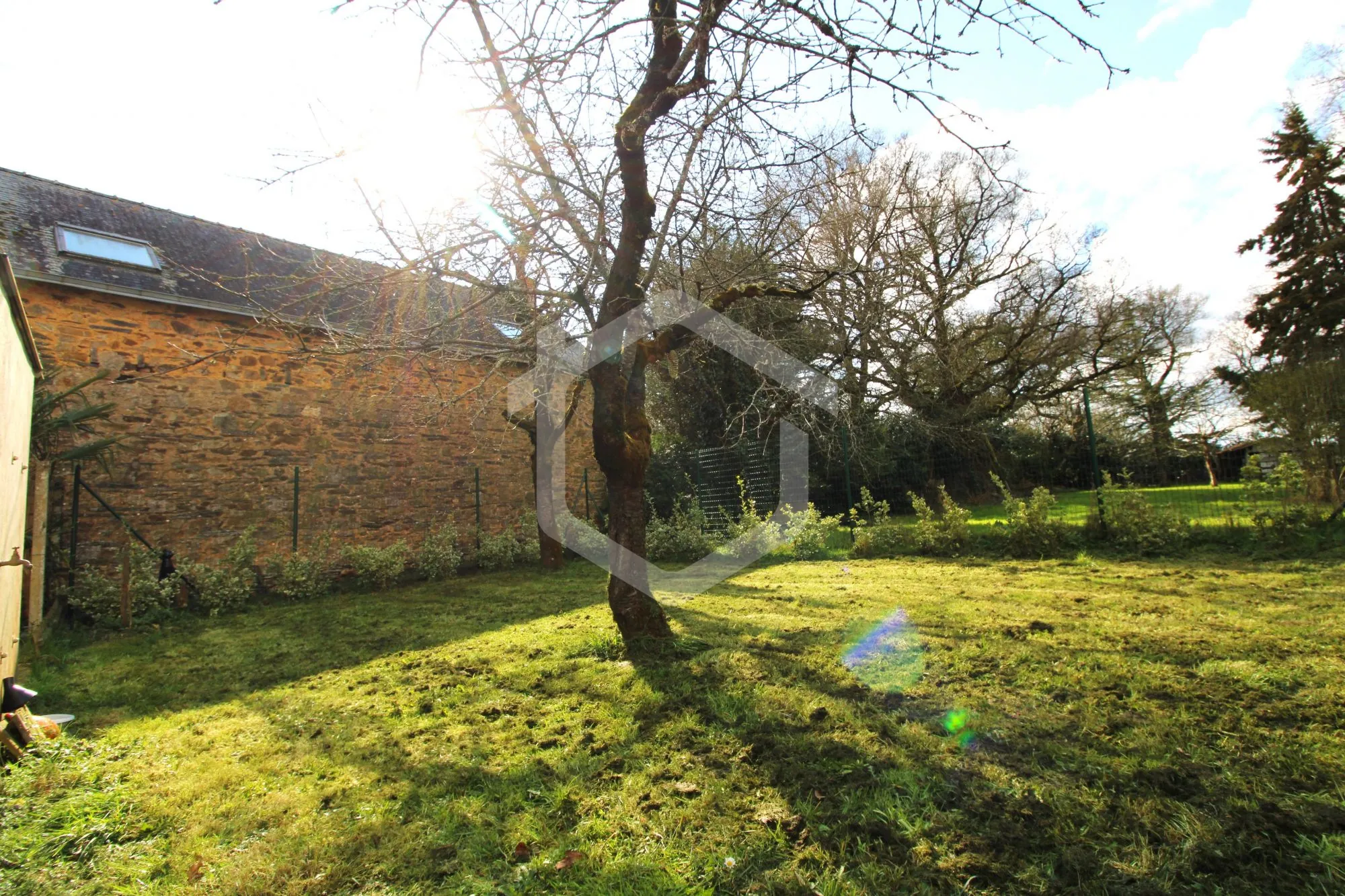 Maison en pierre à Guémené-Penfao avec jardin et potentiel de rénovation 