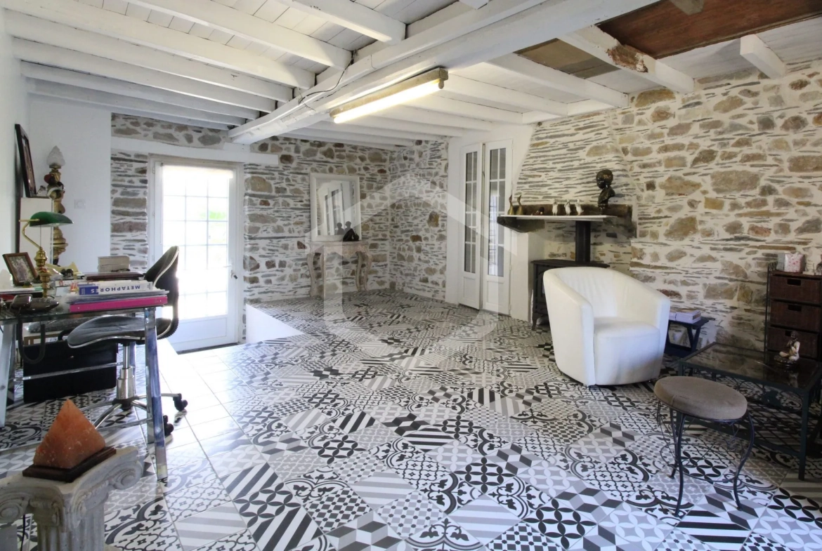 Maison en pierre à Guémené-Penfao avec jardin et potentiel de rénovation 