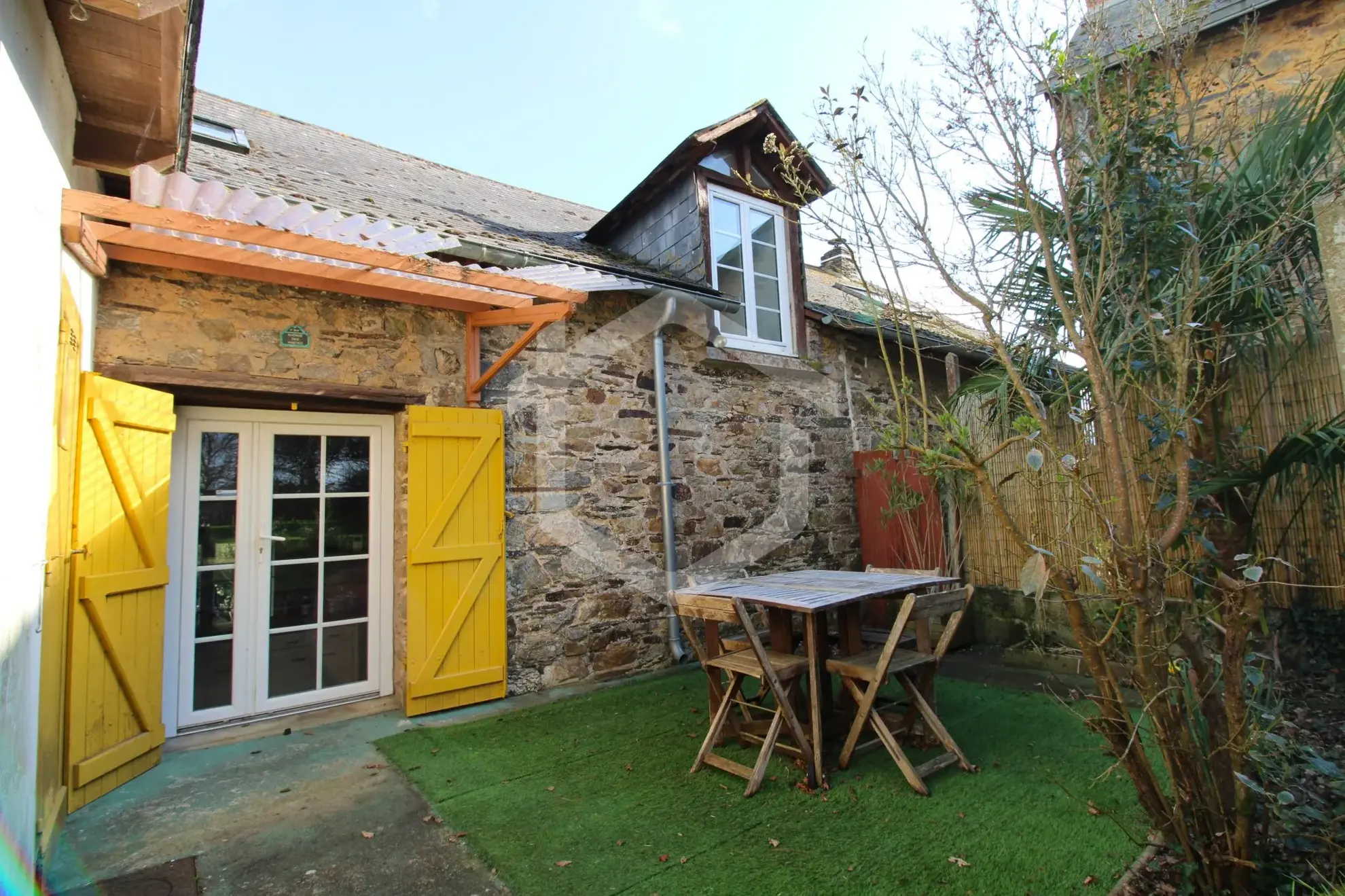 Maison en pierre à Guémené-Penfao avec jardin et potentiel de rénovation 