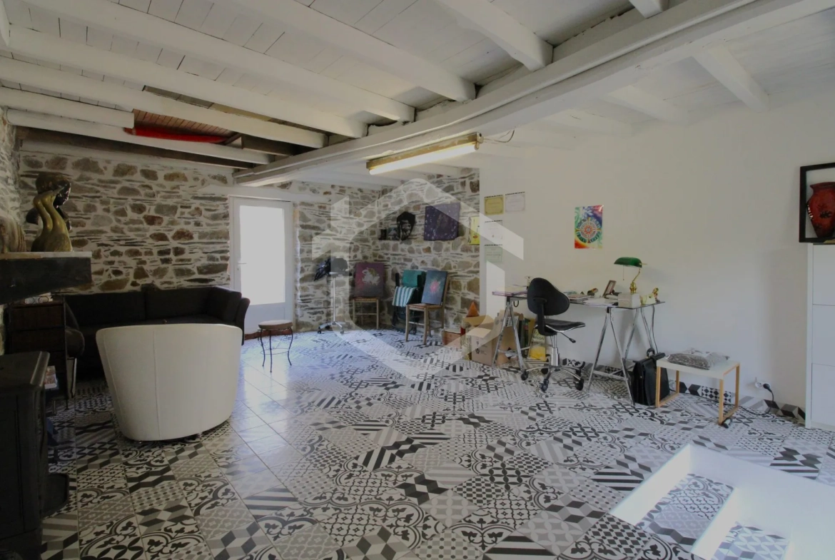 Maison en pierre à Guémené-Penfao avec jardin et potentiel de rénovation 