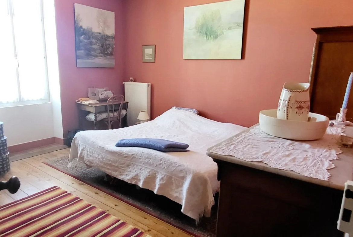 Charmante maison de ville à Saintes avec jardin et garage - Opportunité à saisir 