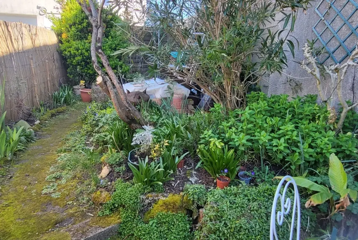 Charmante maison de ville à Saintes avec jardin et garage - Opportunité à saisir 