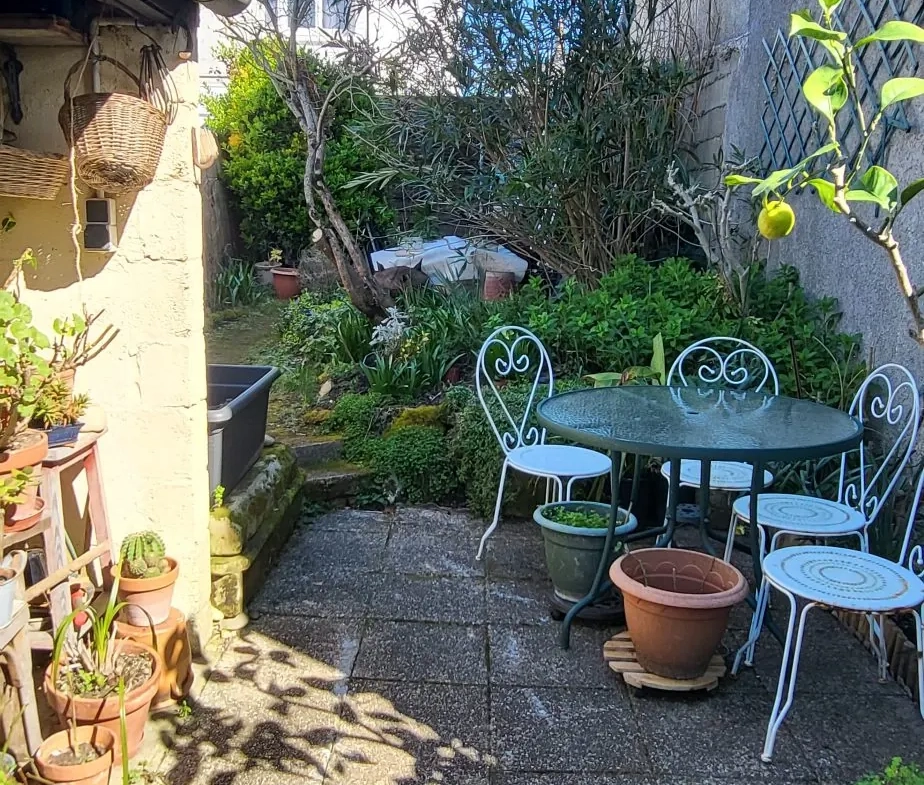 Charmante maison de ville à Saintes avec jardin et garage - Opportunité à saisir 