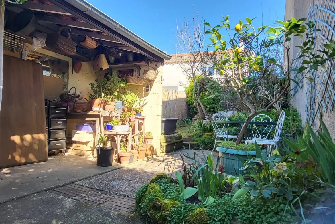 Charmante maison de ville à Saintes avec jardin et garage - Opportunité à saisir 