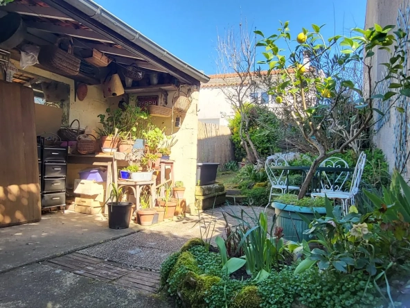 Charmante maison de ville à Saintes avec jardin et garage - Opportunité à saisir