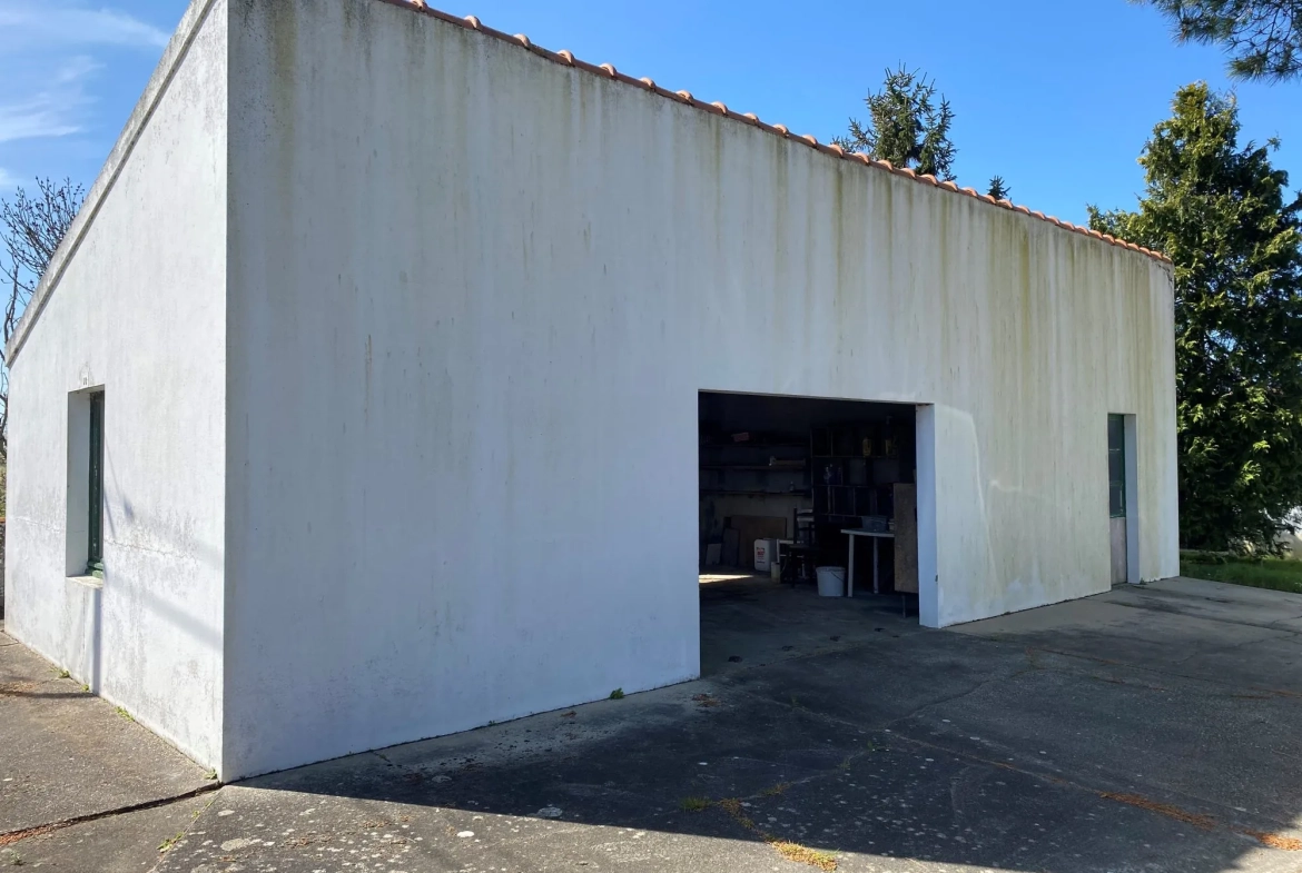 Maison à rénover avec grange et garage à Beauvoir-sur-Mer (85) 