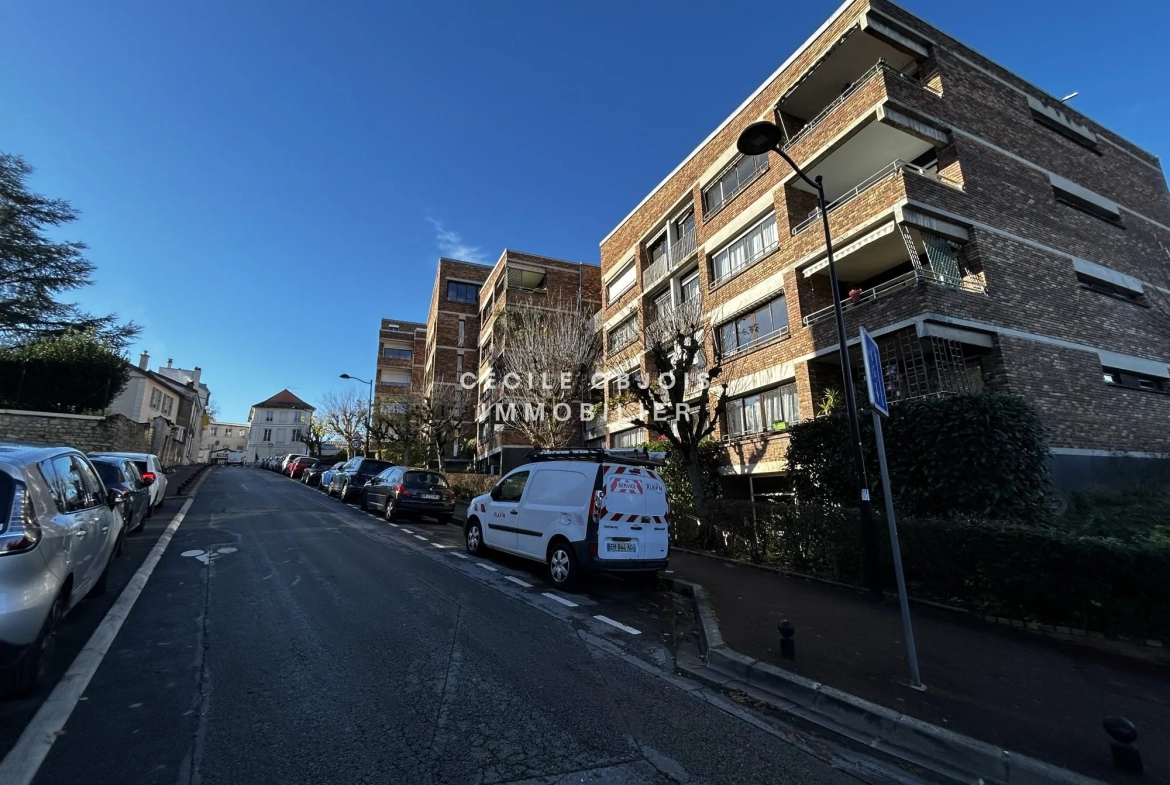 A vendre box de 15 m² à Joinville-le-Pont, emplacement pratique et sécurisé 
