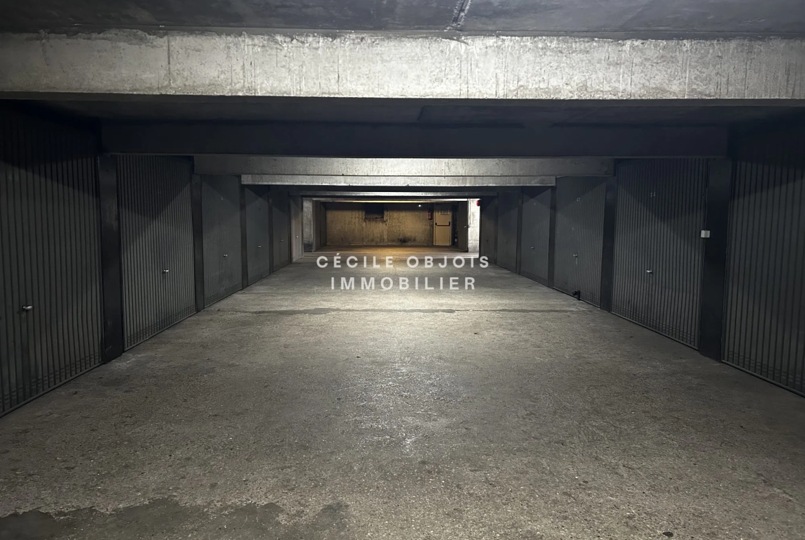 A vendre box de 15 m² à Joinville-le-Pont, emplacement pratique et sécurisé 
