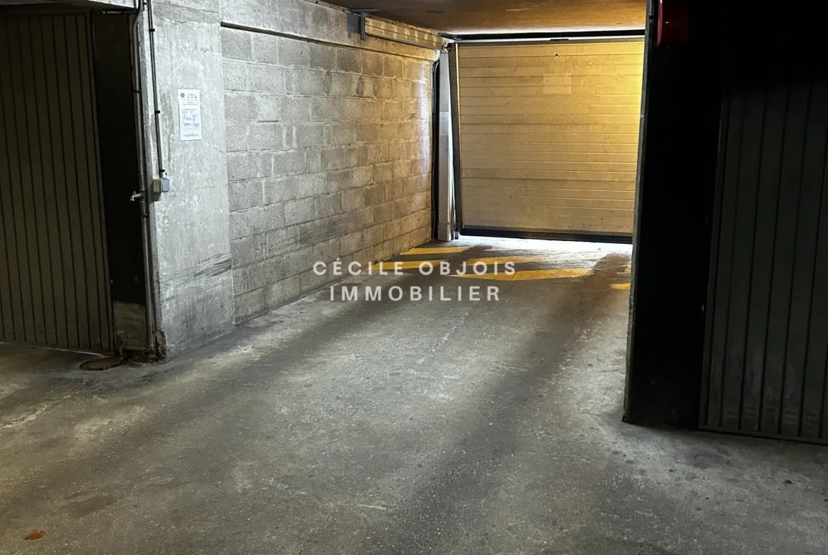 A vendre box de 15 m² à Joinville-le-Pont, emplacement pratique et sécurisé 