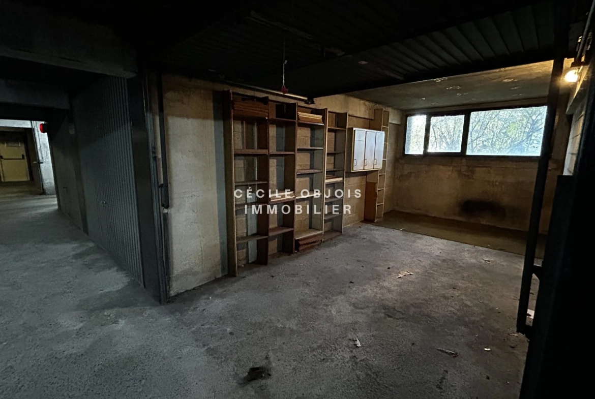 A vendre box de 15 m² à Joinville-le-Pont, emplacement pratique et sécurisé 