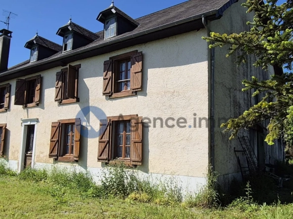 Maison de maître à vendre à Navarrenx avec grand terrain et potentiel de rénovation