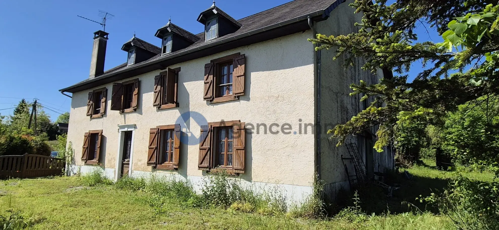 Maison de maître à vendre à Navarrenx avec grand terrain et potentiel de rénovation 