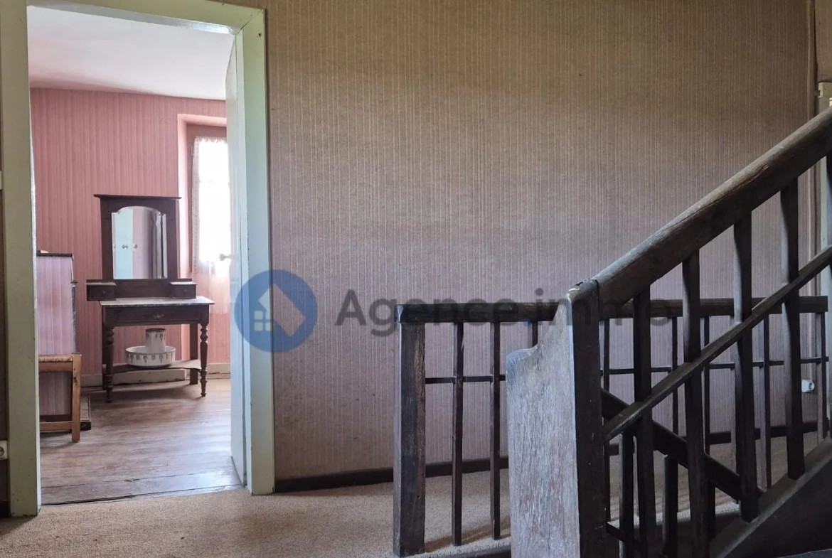 Maison de maître à vendre à Navarrenx avec grand terrain et potentiel de rénovation 