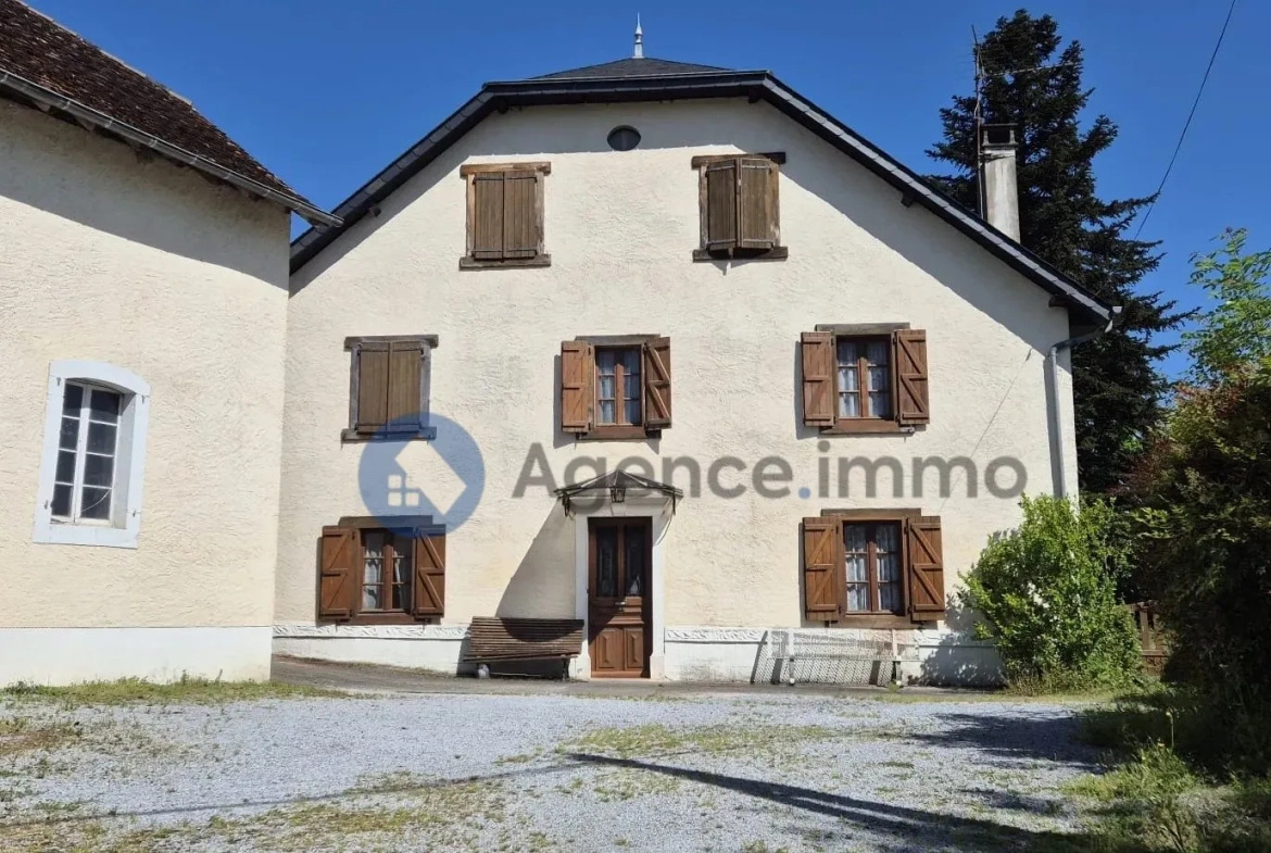 Maison de maître à vendre à Navarrenx avec grand terrain et potentiel de rénovation 