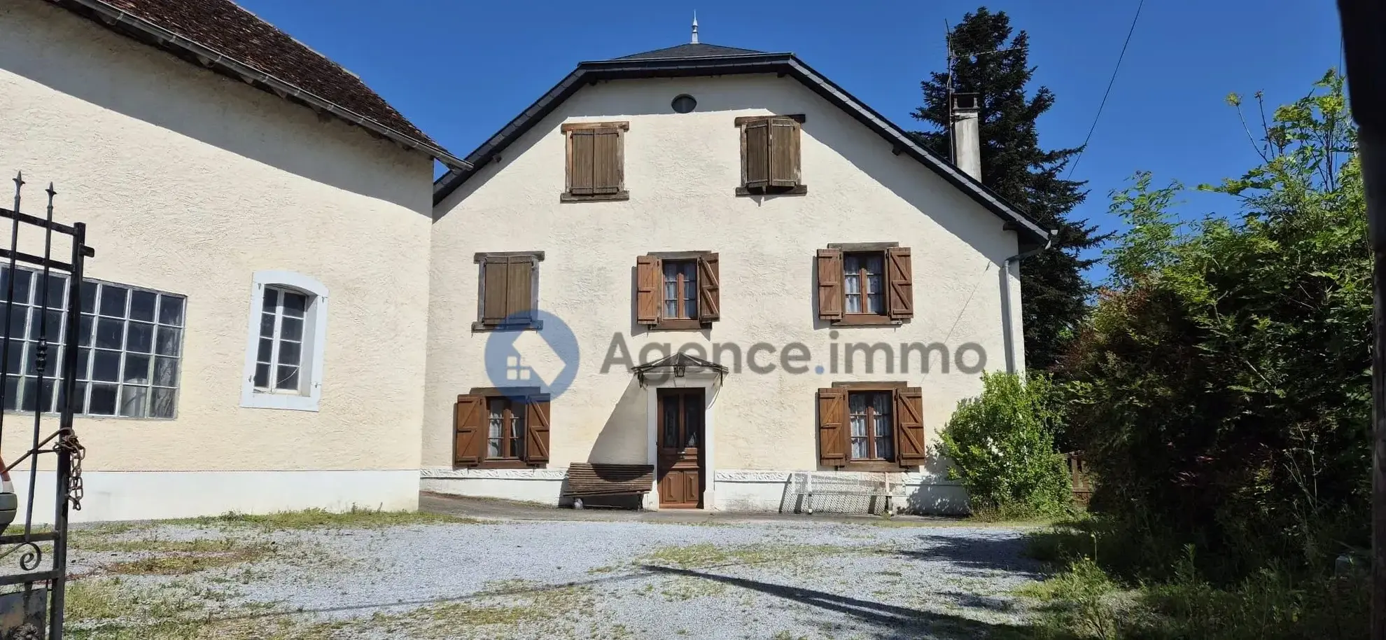 Maison de maître à vendre à Navarrenx avec grand terrain et potentiel de rénovation 