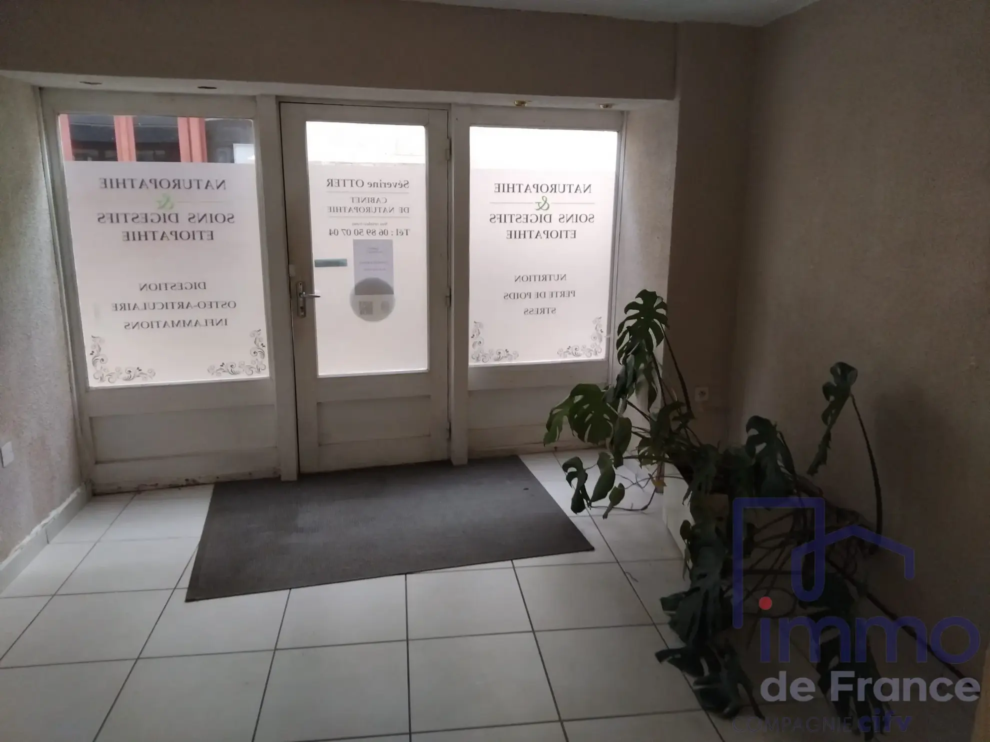 Maison de ville en triplex avec local commercial au centre du Puy-en-Velay 