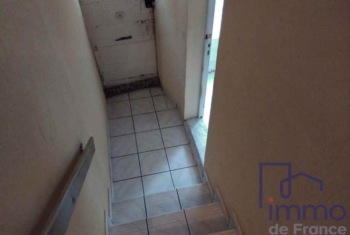 Maison de ville en triplex avec local commercial au centre du Puy-en-Velay 