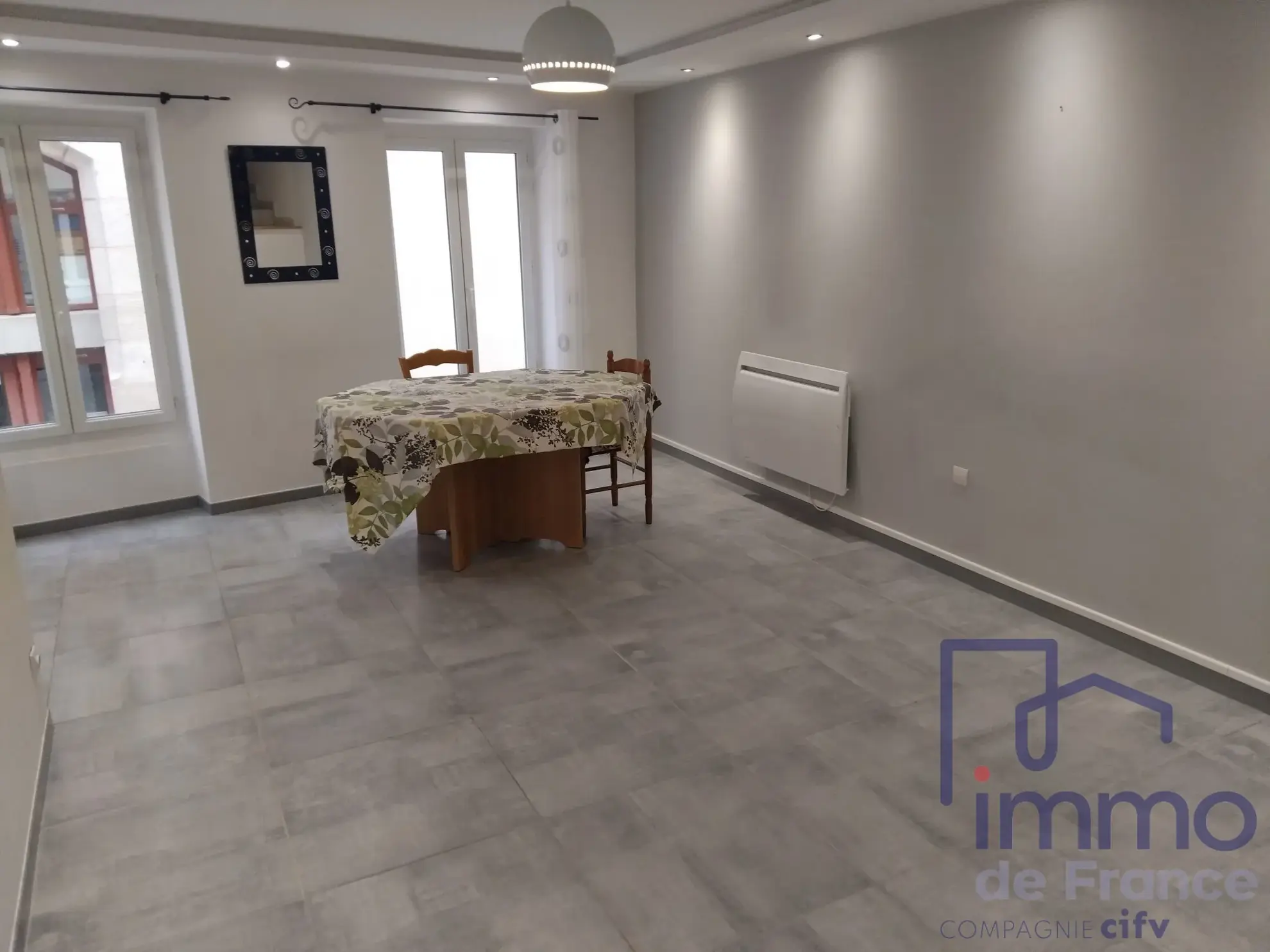 Maison de ville en triplex avec local commercial au centre du Puy-en-Velay 