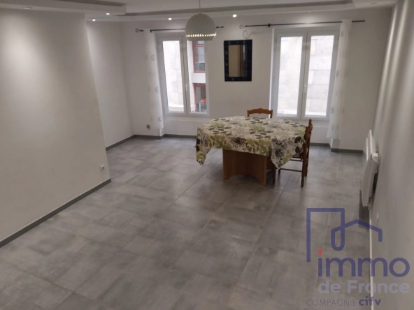 Maison de ville en triplex avec local commercial au centre du Puy-en-Velay