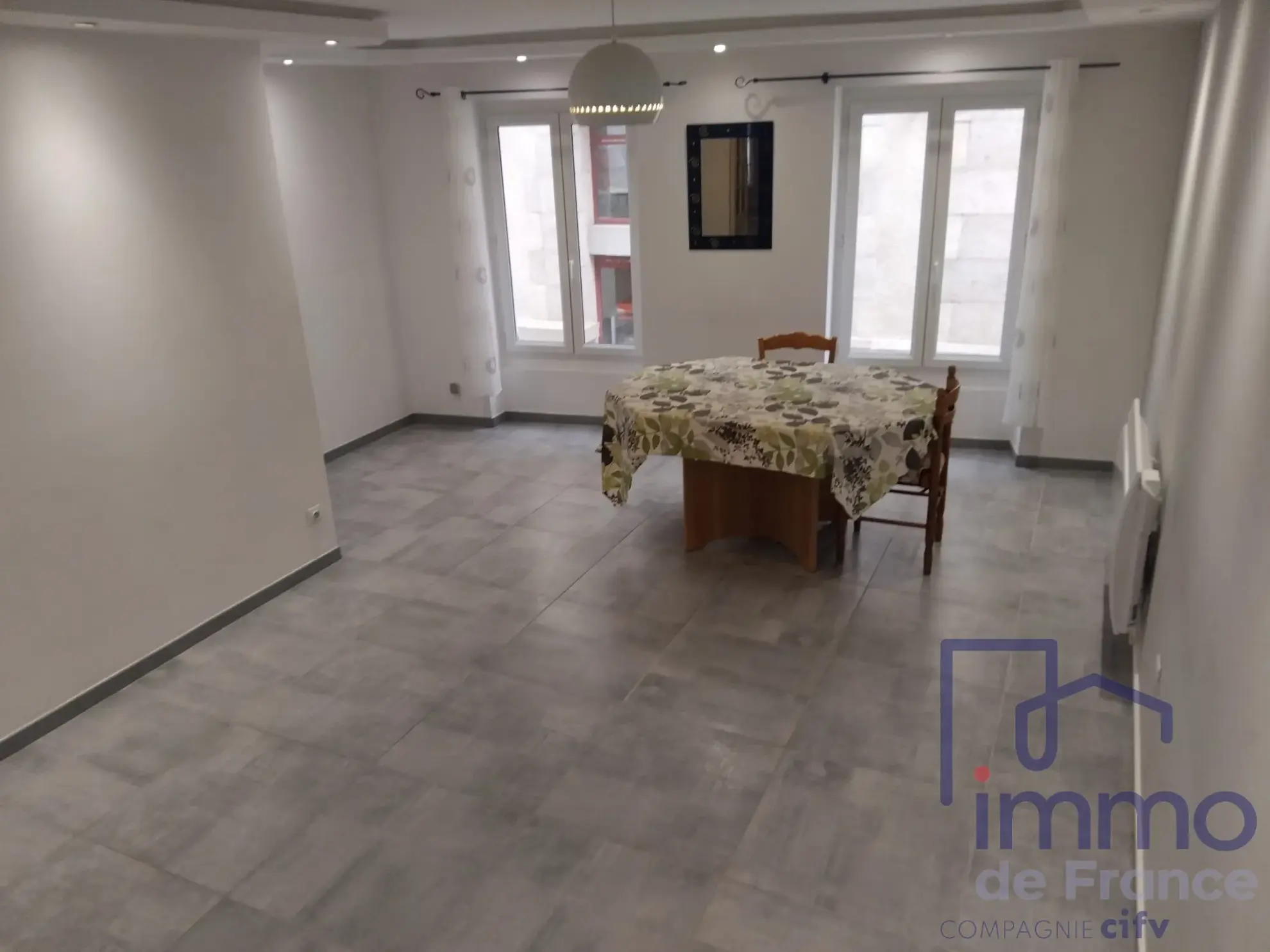 Maison de ville en triplex avec local commercial au centre du Puy-en-Velay 