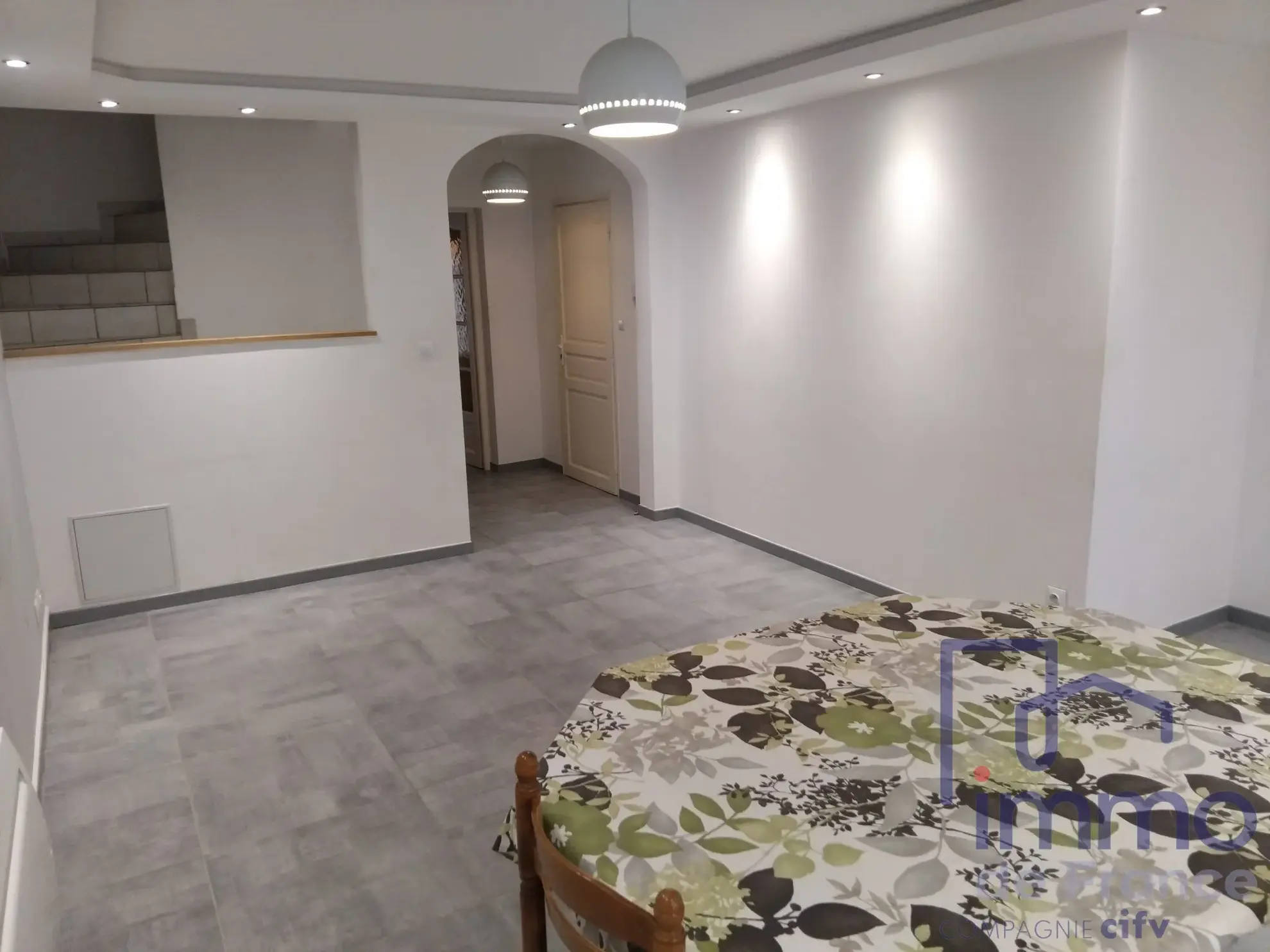 Maison de ville en triplex avec local commercial au centre du Puy-en-Velay 