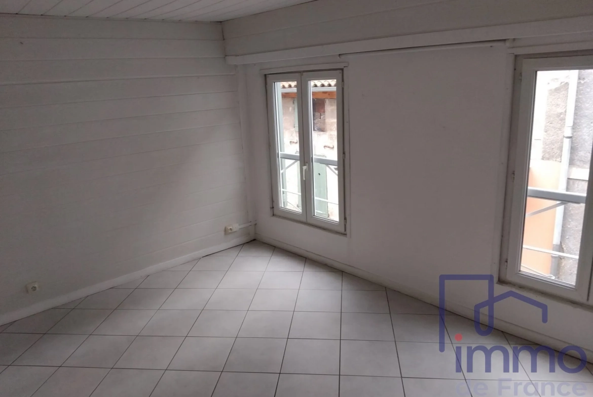 Maison de ville en triplex avec local commercial au centre du Puy-en-Velay 