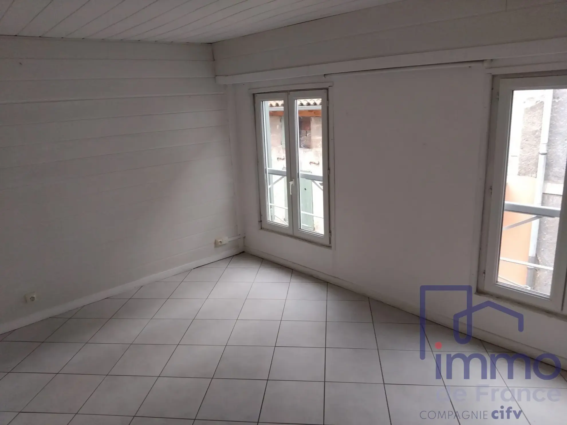 Maison de ville en triplex avec local commercial au centre du Puy-en-Velay 