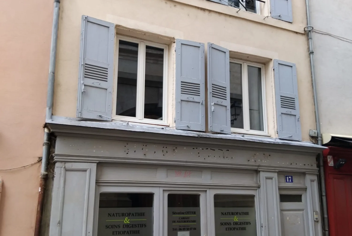 Maison de ville en triplex avec local commercial au centre du Puy-en-Velay 