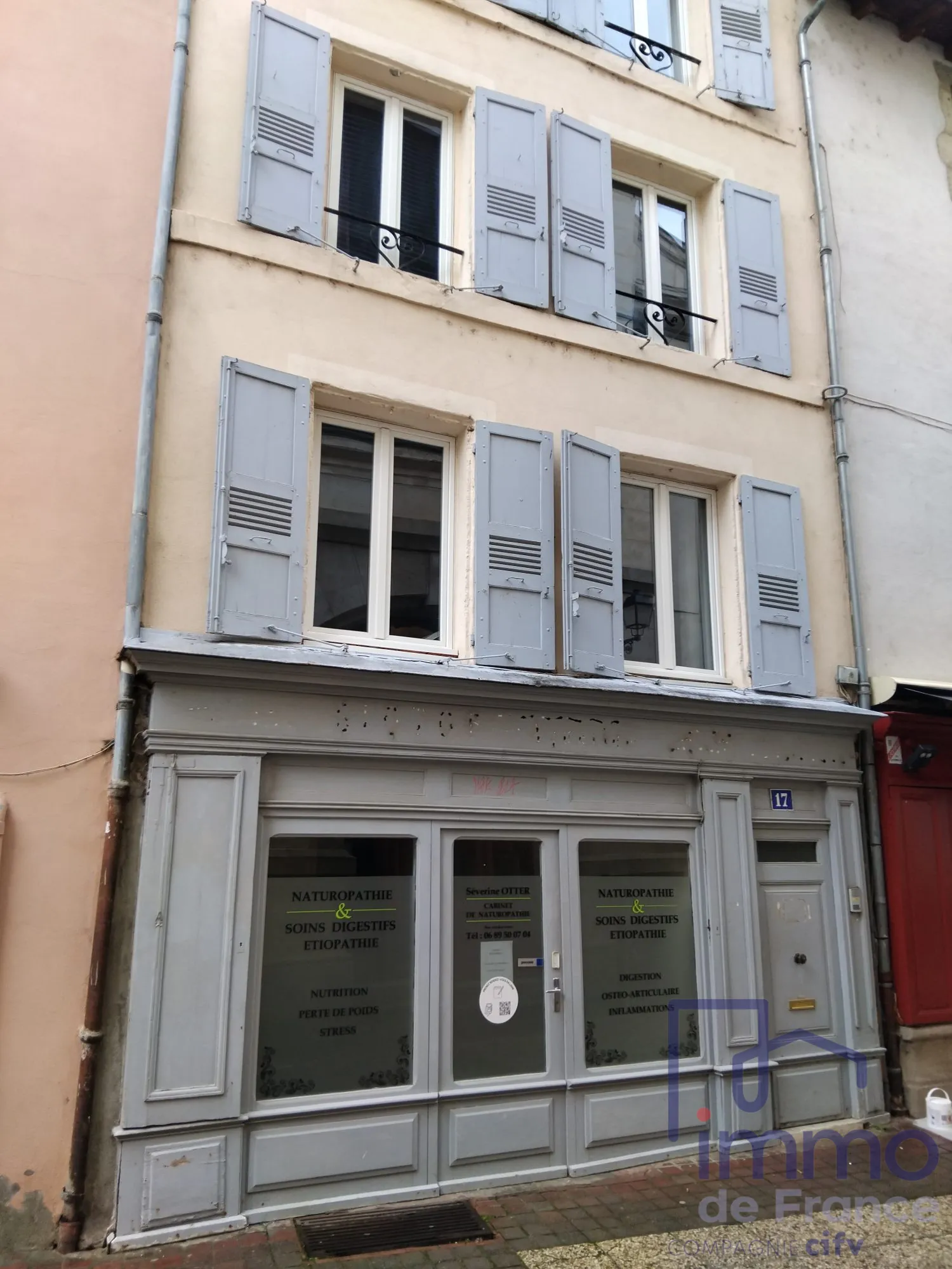 Maison de ville en triplex avec local commercial au centre du Puy-en-Velay 